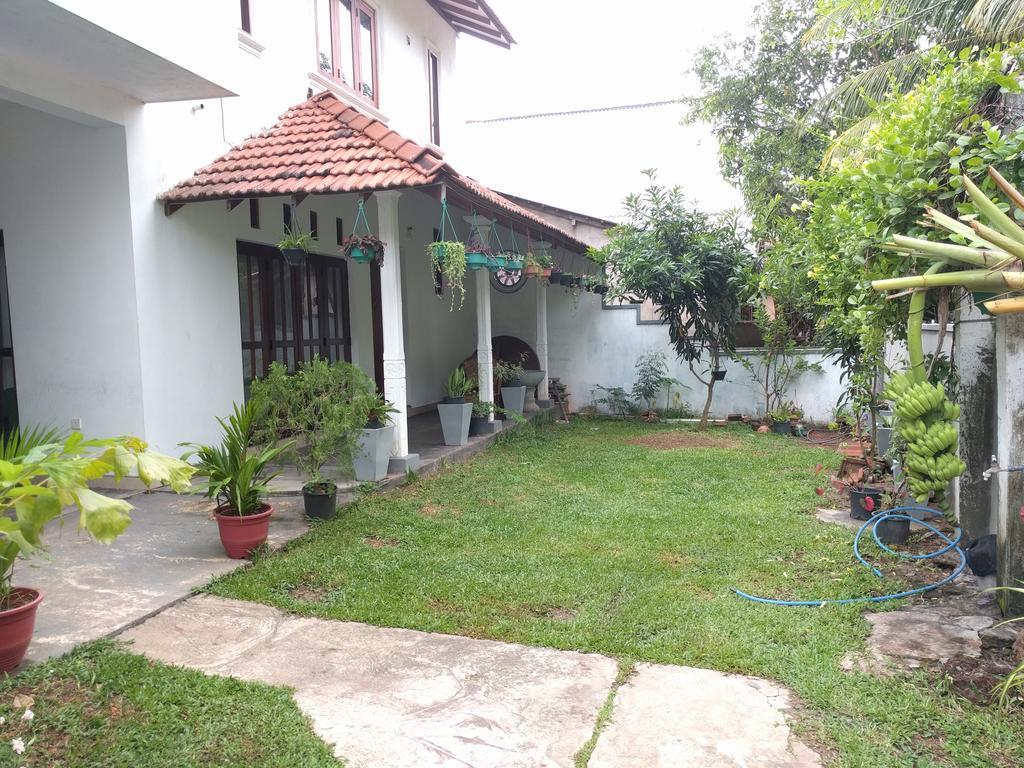 Chelli Homestay Негомбо Экстерьер фото