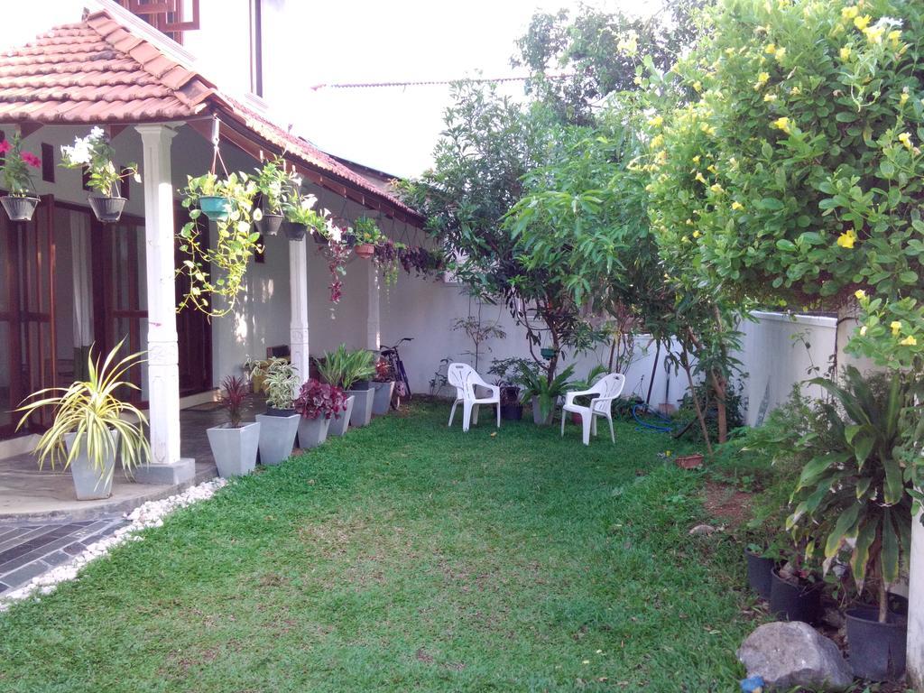 Chelli Homestay Негомбо Экстерьер фото